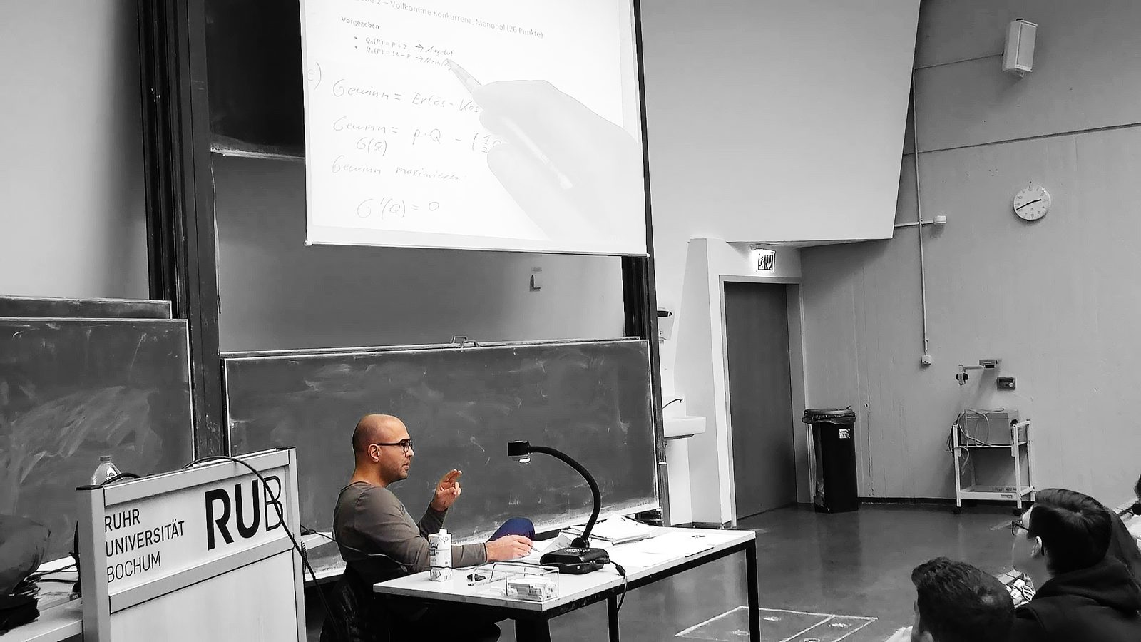 Can vor einem vollen Hörsaal an der Ruhr-Universität Bochum