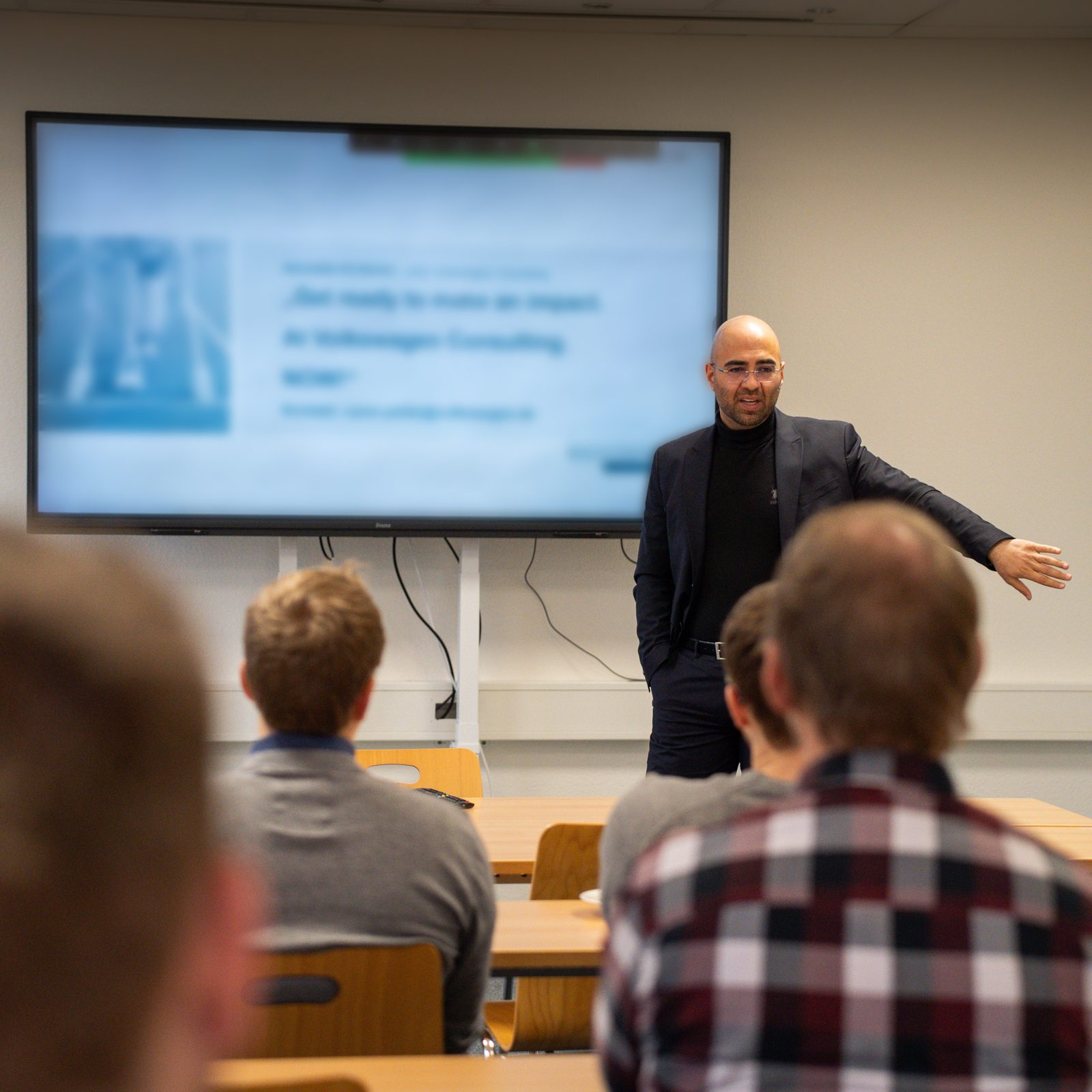 Can unterrichtet eine Klasse an der TU Dortmund